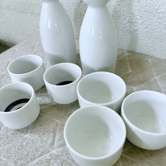 🍶✨日本酒用酒器セット＊徳利2本＋お猪口6個🐉青い蛇の目模様入り♥晩酌・おうち居酒屋・食器コレクションに最適🌸透明度チェックもできる利き酒仕様♡まとめて200円 岡山市中区円山直接手渡し💛の画像