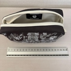 JALアメリカ便アメニティ　モノトーンの画像