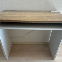 コンセント付きデスクの画像