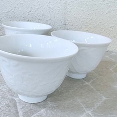 🌸✨白磁湯呑み茶碗3点セット＊花の浮き彫り模様入り♥上品でおしゃれな和食器🎐百貨店購入の高品質✨お茶タイム・ティータイム・ほっこり時間にぴったり💛3点まとめて300円 岡山市中区円山直接手渡し☕の画像