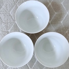 🌸✨白磁湯呑み茶碗3点セット＊花の浮き彫り模様入り♥上品でおしゃれな和食器🎐百貨店購入の高品質✨お茶タイム・ティータイム・ほっこり時間にぴったり💛3点まとめて300円 岡山市中区円山直接手渡し☕の画像