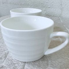 ☁️✨白いうねりデザインカップ2個セット＊スープにもコーヒーにも可愛い♥手に馴染む持ちやすい取手付き♡おうちカフェや朝のほっこりタイムにぴったり🌸断捨離お得価格200円 岡山市中区円山直接手渡し💛の画像
