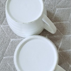 ☁️✨白いうねりデザインカップ2個セット＊スープにもコーヒーにも可愛い♥手に馴染む持ちやすい取手付き♡おうちカフェや朝のほっこりタイムにぴったり🌸断捨離お得価格200円 岡山市中区円山直接手渡し💛の画像