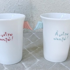 😇✨天使の羽カップペア＊フランス語メッセージ「À votre santé!」入り☕白い陶器×ピンク＆水色装飾♥乾杯やティータイムにぴったり🎀2個セット 直径7cm×深さ9.5cm🎀の画像