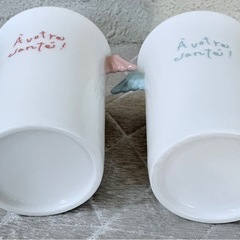 😇✨天使の羽カップペア＊フランス語メッセージ「À votre santé!」入り☕白い陶器×ピンク＆水色装飾♥乾杯やティータイムにぴったり🎀2個セット 直径7cm×深さ9.5cm🎀の画像