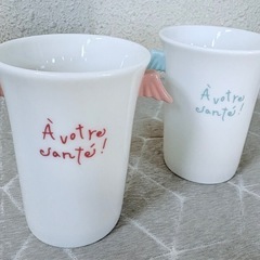😇✨天使の羽カップペア＊フランス語メッセージ「À votre santé!」入り☕白い陶器×ピンク＆水色装飾♥乾杯やティータイムにぴったり🎀2個セット 直径7cm×深さ9.5cm🎀の画像