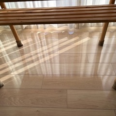 木製テーブルの画像