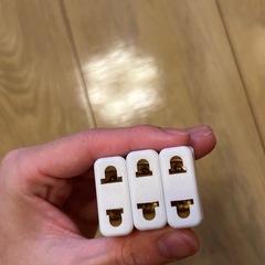 コンセント口変換アダプター　A(日本・アメリカ)→O(オーストラリア)
の画像