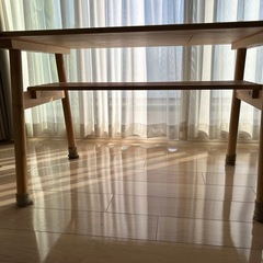 木製テーブルの画像