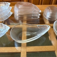 野菜の形をしたガラス皿の画像