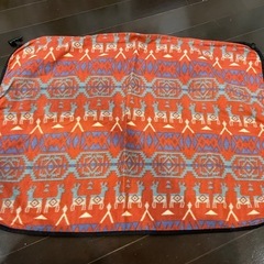 coleman ファイアープルーフブランケットとネイティブ柄ブランケットの画像