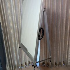 【差し上げます】アルミ製縦型ホワイトボードの画像