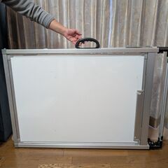 【差し上げます】アルミ製縦型ホワイトボードの画像