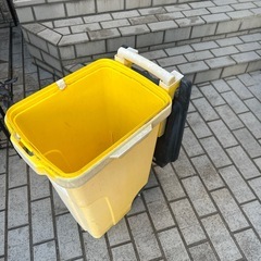 外用取手と車付ゴミ箱の画像