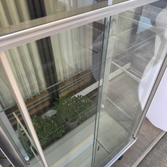 コレクションに！ガラスショーケース/飾り棚（キャスター付き）の画像