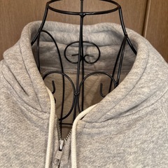 レディースフード付きパーカーサイズMややタイトの画像