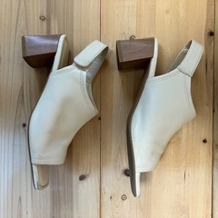 【無料でお譲りします】ORiental TRaffic 甲深ソフトレザーサンダル　ヒール　レザー　白の画像