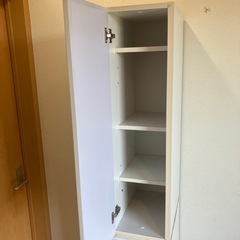 脱衣所の隙間収納棚の画像
