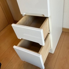 脱衣所の隙間収納棚の画像