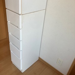 脱衣所の隙間収納棚の画像