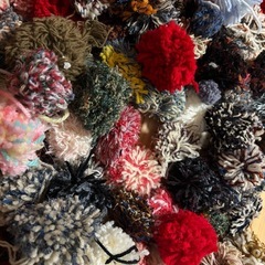 【毛糸のポンポン➕未完成の編みぐるみ】ハンドメイドにの画像