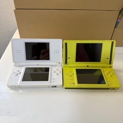 ニンテンドーDSi 2台セットとゲーム2本の画像