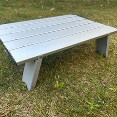 アウトドアテーブルと椅子の5点セットの画像