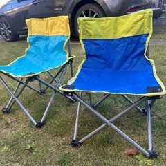 アウトドアテーブルと椅子の5点セットの画像