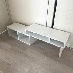 白い収納付き伸縮テレビ台の画像