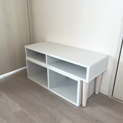 白い収納付き伸縮テレビ台の画像