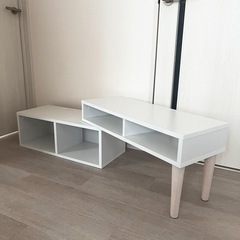 白い収納付き伸縮テレビ台の画像