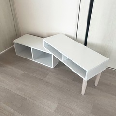 白い収納付き伸縮テレビ台の画像