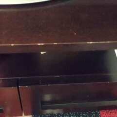 引き出し2つ付きのブラウンのテレビ台 / Brown TV stand with 2 drawersの画像