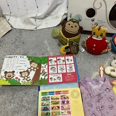 カバーオール、肌着、抱っこ紐、おもちゃ、うたあそびえほんの画像