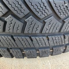 4本で、1,000円　スタッドレスタイヤ　195/65R15の画像