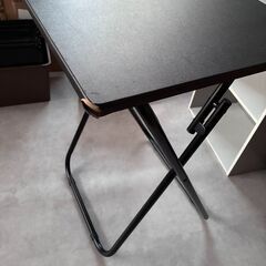 折り畳みテーブルの画像