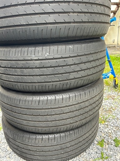 225/60R18 夏タイヤ　　ヨコハマ　アドバンV3