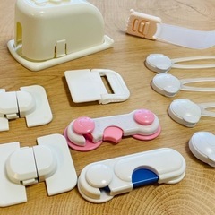 2531.15点セット ベビーグッズ 子供グッズ 扉 ストッパー ロック ドアストッパー 扉留め コンセントカバー 網戸留め 網戸ロックの画像