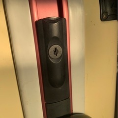鍵付きトランク/旅行バッグの画像