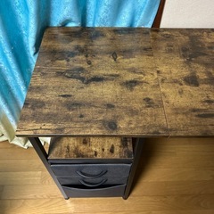 ライティングテーブルとオフィスチェアの画像