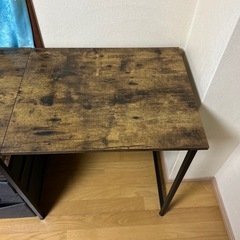 ライティングテーブルとオフィスチェアの画像