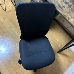 ライティングテーブルとオフィスチェアの画像