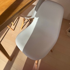 机と椅子4脚の画像