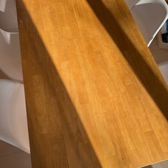 机と椅子4脚の画像