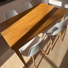 机と椅子4脚の画像