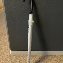 大きめのビニール傘とホウキの画像