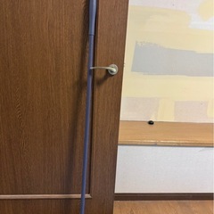 アコーディオンカーテンとモップの画像