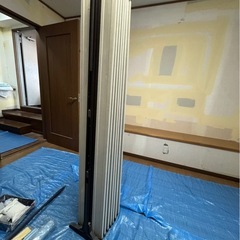 アコーディオンカーテンとモップの画像