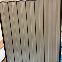 アコーディオンカーテンとモップの画像