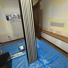 アコーディオンカーテンとモップの画像